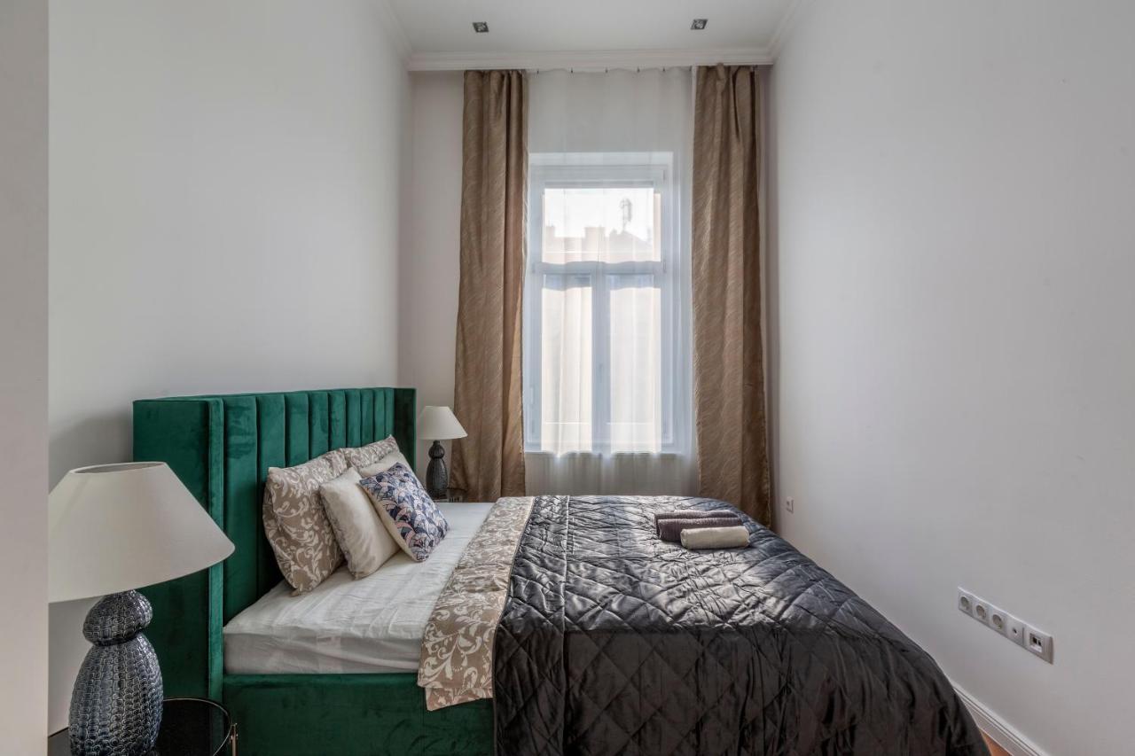 Glorious Central Apartment Next To The New York Cafe — Photos 2