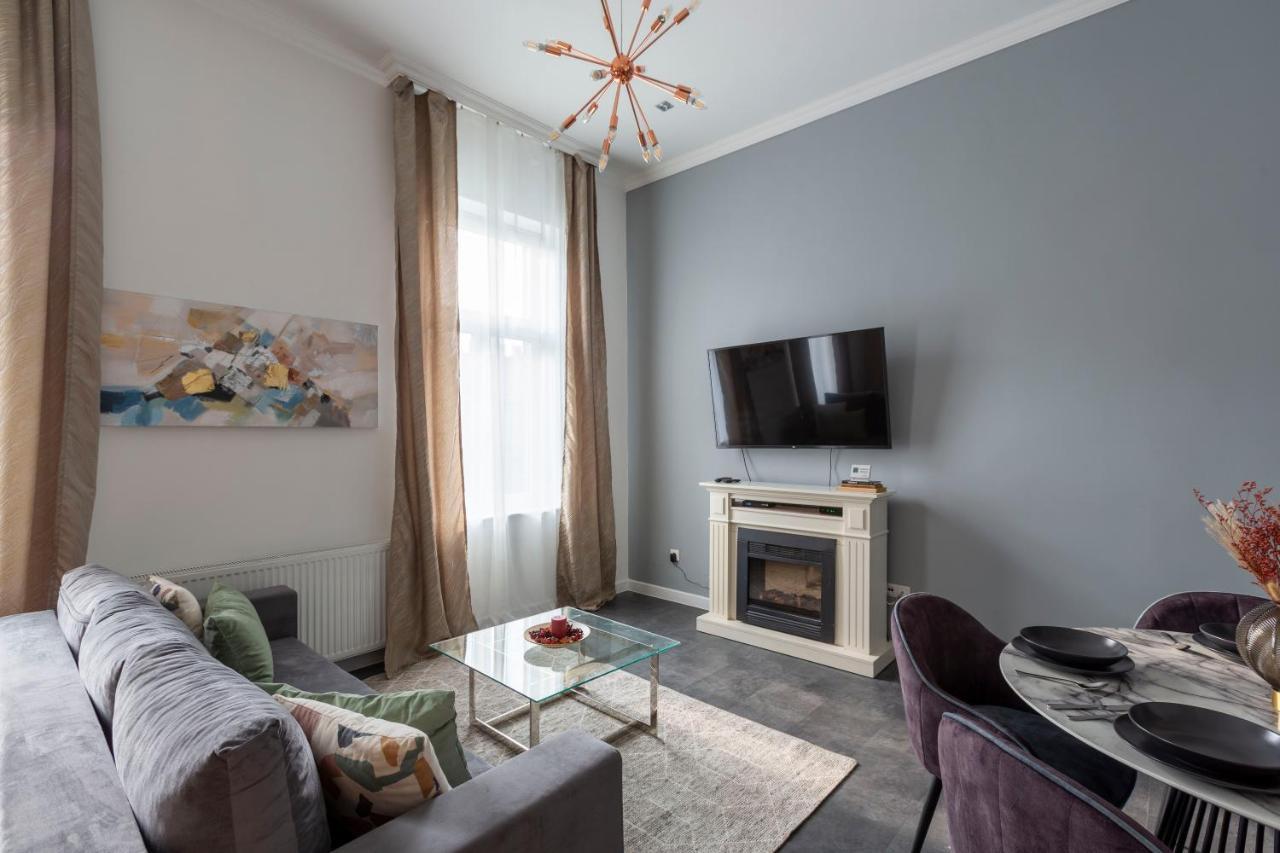 Glorious Central Apartment Next To The New York Cafe — Photos 3