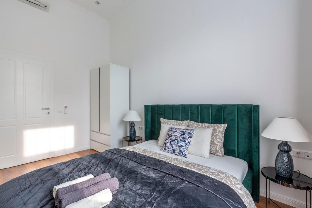 Glorious Central Apartment Next To The New York Cafe — Photos 1